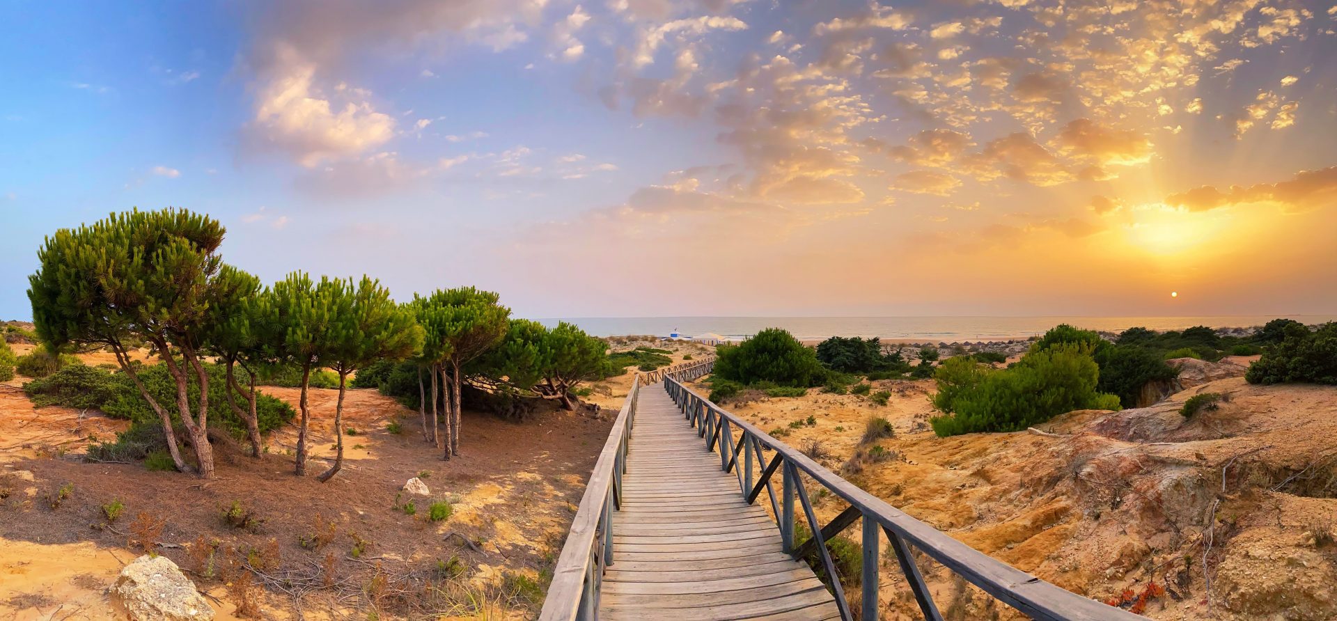 Das Tor zum Strand von Barrosa bei Sonnenuntergang