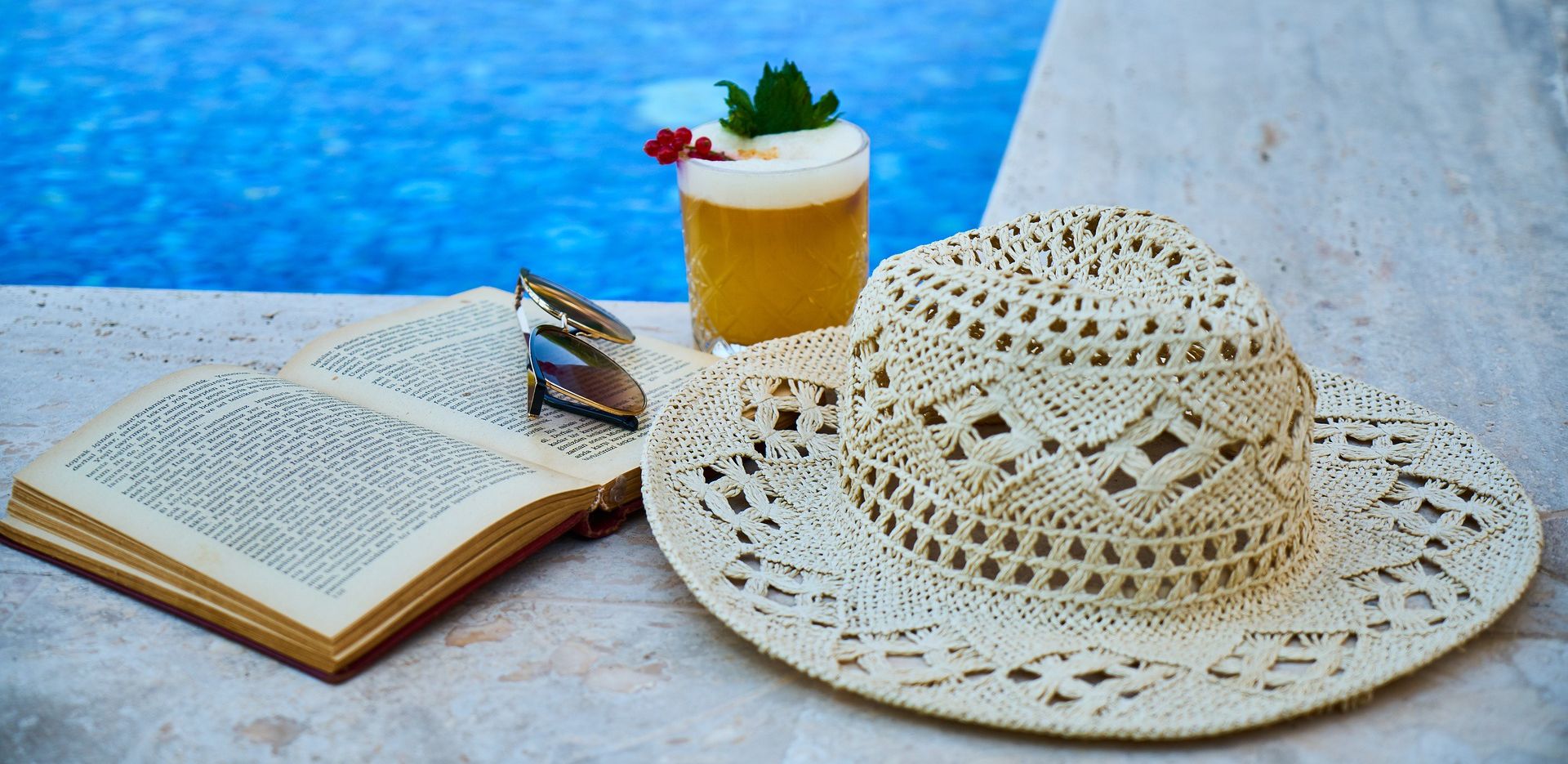 Hut Brille Cocktail Pool